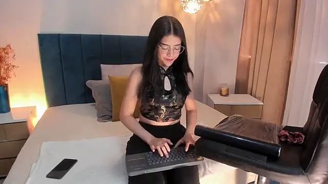 Snapshot of AnnieBlluee chatting on May 2, 2026, 12:54 pm AnnieBlluee online show from May 2, 2026, 12:54 pm