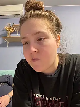 charmingggirl online show from April 15, 2026, 3:27 pm