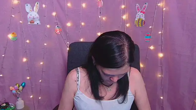 LauraFinn online show from April 7, 2026, 6:32 pm