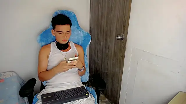 Mathias twinkk online show from April 7, 2026, 4:58 am