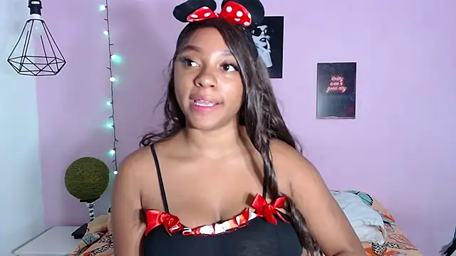 Snapshot of aisha_laurent chatting on April 7, 2026, 2:19 pm aisha laurent online show from April 7, 2026, 2:19 pm