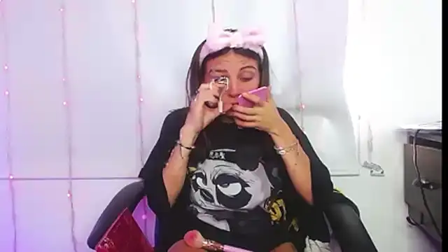 Moon liitle  online show from April 7, 2026, 4:31 pm