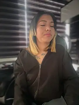 Laila LS online show from March 19, 2026, 1:22 pm