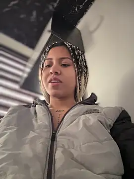 Laila LS online show from April 16, 2026, 1:23 pm