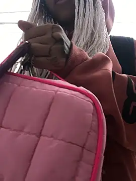 Laila LS online show from April 12, 2026, 3:26 pm