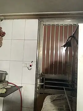 tieuvy6 online show from April 15, 2026, 1:04 pm