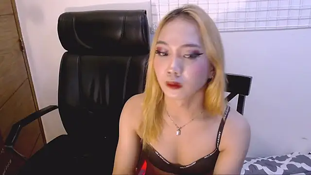 Snapshot of hugecock_collins chatting on April 7, 2026, 1:02 pm hugecock collins online show from April 7, 2026, 1:02 pm