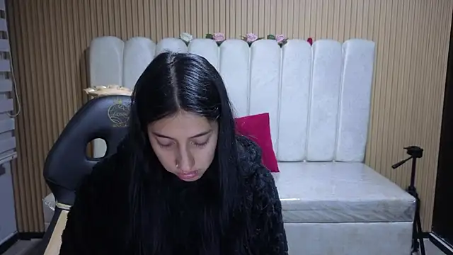 Melannyy V online show from April 16, 2026, 12:39 pm