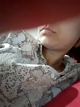 Isabelmotta  online show from April 12, 2026, 2:26 am