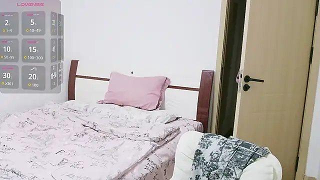 yueyue-99 online show from April 13, 2026, 12:53 pm