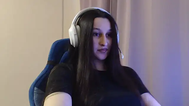 Snapshot of RiffedEye chatting on April 7, 2026, 2:08 pm RiffedEye online show from April 7, 2026, 2:08 pm