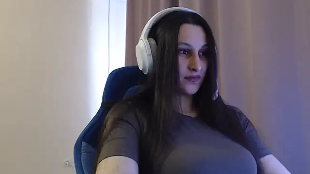 Snapshot of RiffedEye chatting on April 16, 2026, 2:07 pm RiffedEye online show from April 16, 2026, 2:07 pm