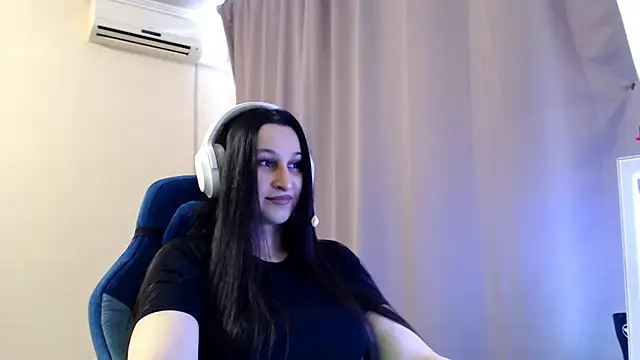 Snapshot of RiffedEye chatting on April 6, 2026, 2:07 pm RiffedEye online show from April 6, 2026, 2:07 pm