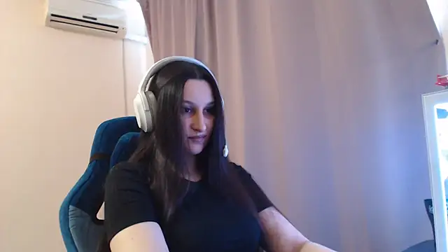 Snapshot of RiffedEye chatting on April 3, 2026, 1:06 pm RiffedEye online show from April 3, 2026, 1:06 pm