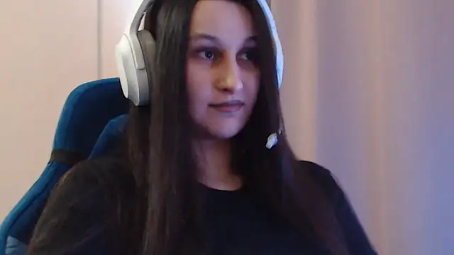 Snapshot of RiffedEye chatting on April 10, 2026, 2:13 pm RiffedEye online show from April 10, 2026, 2:13 pm