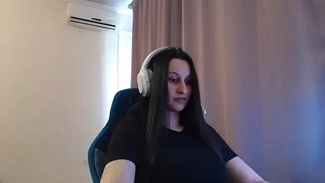 Snapshot of RiffedEye chatting on April 14, 2026, 2:11 pm RiffedEye online show from April 14, 2026, 2:11 pm