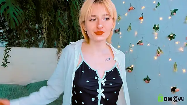 Snapshot of Kira__Cutie chatting on May 3, 2026, 9:07 pm Kira Cutie online show from May 3, 2026, 9:07 pm