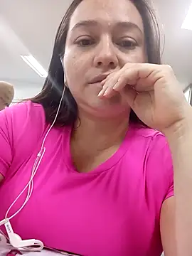 Snapshot of SabrinaVantress chatting on April 21, 2026, 11:55 pm SabrinaVantress online show from April 21, 2026, 11:55 pm