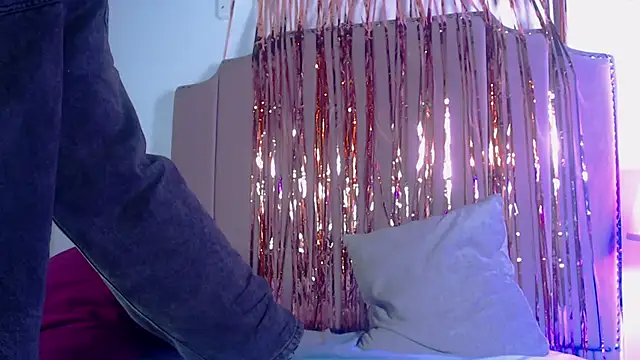 shiny foxeyes online show from March 26, 2026, 11:13 pm