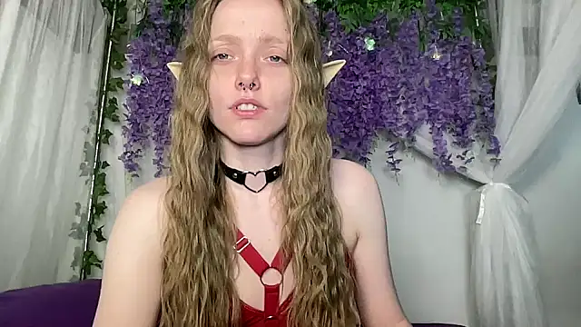 Snapshot of ElfGirlAna chatting on June 25, 2026, 2:44 pm ElfGirlAna online show from June 25, 2026, 2:44 pm