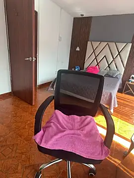 Noa rousse01 online show from April 13, 2026, 8:02 pm