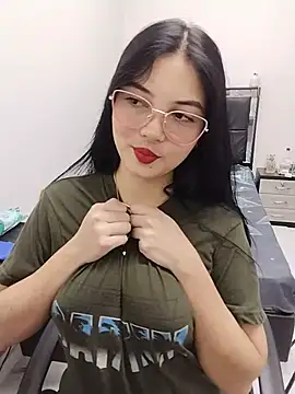 Snapshot of veleria_allurin chatting on July 2, 2026, 9:32 pm veleria allurin online show from July 2, 2026, 9:32 pm