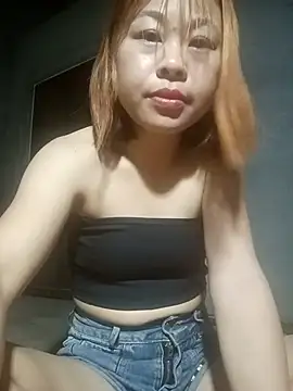 Aurora Luna online show from April 17, 2026, 1:25 pm