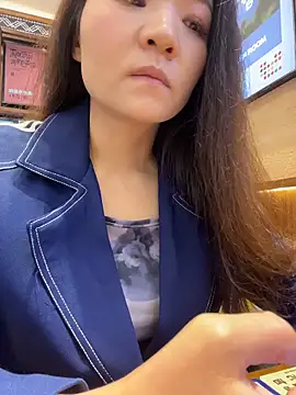 lucyxiaolulu online show from April 13, 2026, 3:32 am