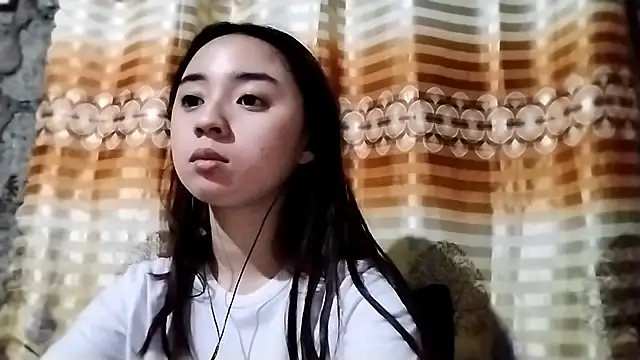 LenoraLacassagne online show from April 15, 2026, 3:27 pm