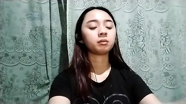 LenoraLacassagne online show from April 10, 2026, 3:52 pm