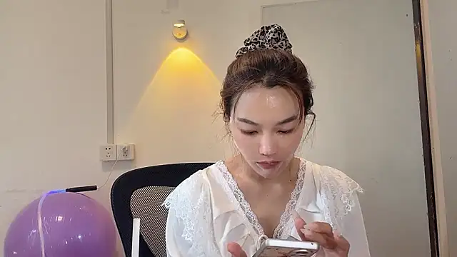 leilei998 online show from April 15, 2026, 7:14 am