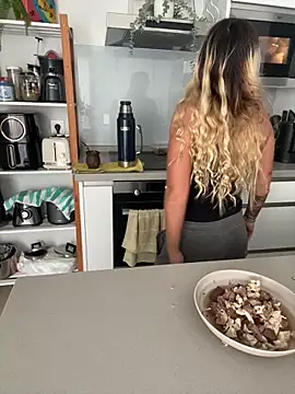 Sexyandtiny online show from March 27, 2026, 12:39 pm