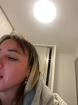 Sexyandtiny online show from April 15, 2026, 9:59 pm