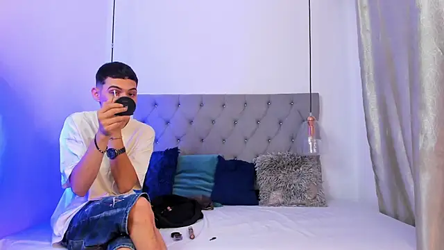 Snapshot of your_d0ll1 chatting on April 7, 2026, 12:18 pm your d0ll1 online show from April 7, 2026, 12:18 pm