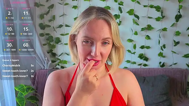 MonikFoxi online show from April 6, 2026, 4:46 am