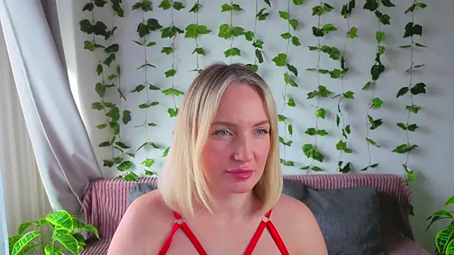 MonikFoxi online show from April 3, 2026, 3:57 am