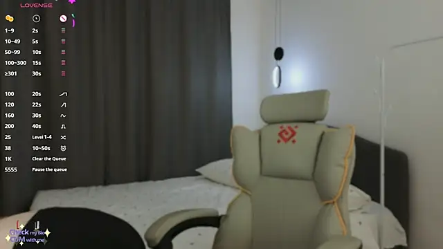 mowalova online show from April 2, 2026, 7:42 pm