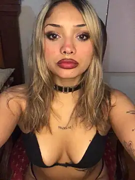 lolavixenn online show from April 16, 2026, 5:25 pm