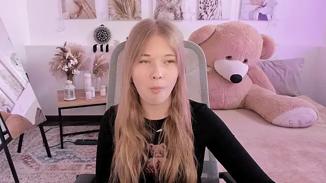 LunasFrost online show from April 8, 2026, 8:16 am