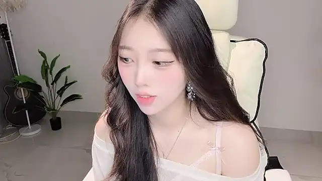 Yukiy8877 online show from April 9, 2026, 10:32 am