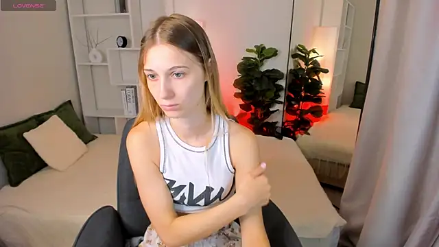 LauraPurr online show from June 19, 2026, 8:20 am
