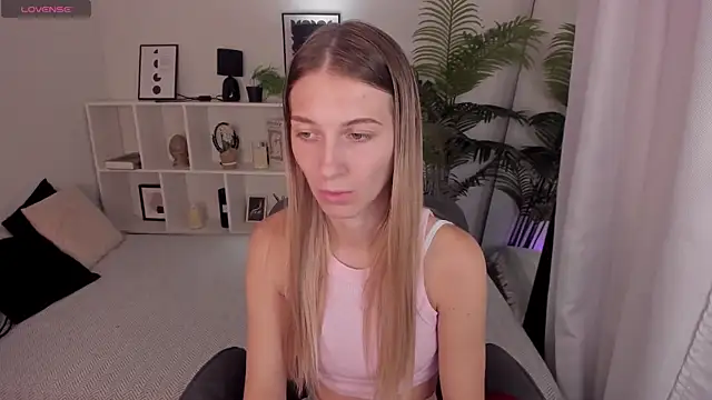 LauraPurr online show from July 16, 2026, 6:32 am
