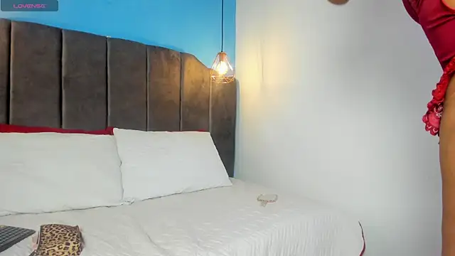 Paulinasiilver online show from April 14, 2026, 1:05 pm