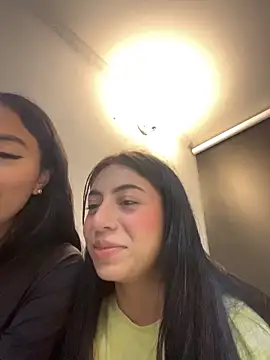 Snapshot of Velunett_19 chatting on March 28, 2026, 12:11 am Velunett 19 online show from March 28, 2026, 12:11 am