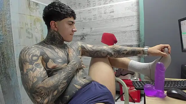 Snapshot of Gury_tattoo chatting on May 11, 2026, 7:22 pm Gury tattoo online show from May 11, 2026, 7:22 pm