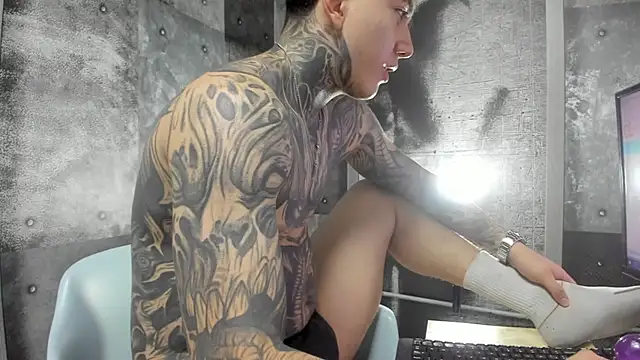 Snapshot of Gury_tattoo chatting on May 13, 2026, 10:39 pm Gury tattoo online show from May 13, 2026, 10:39 pm
