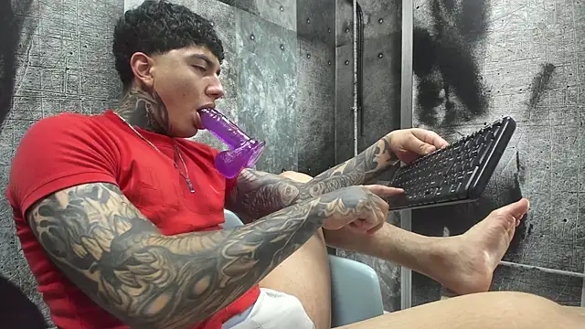 Snapshot of Gury_tattoo chatting on May 25, 2026, 8:07 pm Gury tattoo online show from May 25, 2026, 8:07 pm