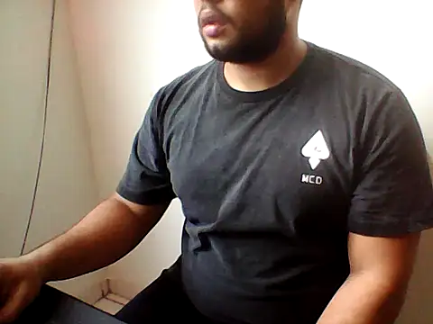 Derick 013 online show from May 22, 2026, 5:33 pm