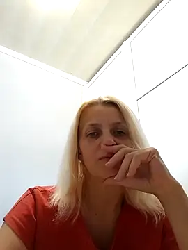 MiaLove183 online show from July 6, 2026, 2:02 pm