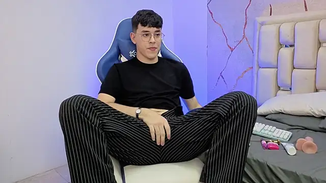 Tom Parker  online show from April 11, 2026, 10:02 pm